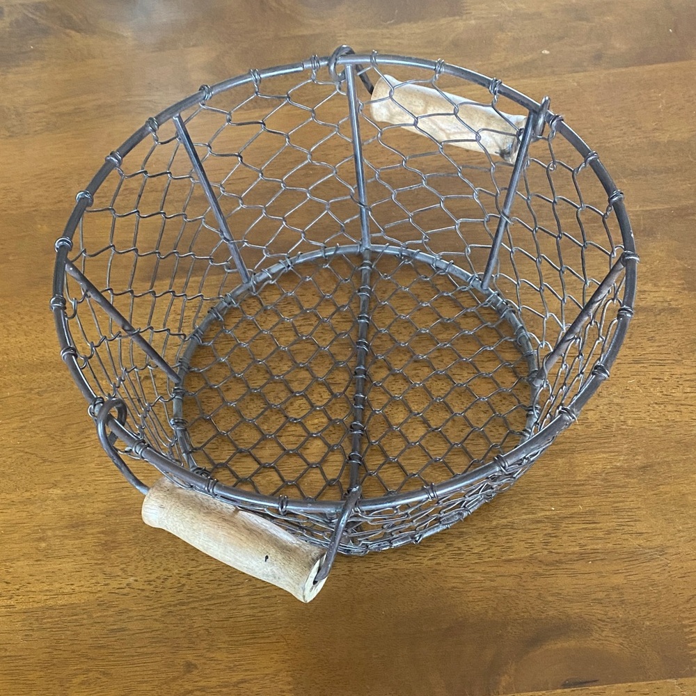 Rustic Round Wire Basket with Wooden Handles